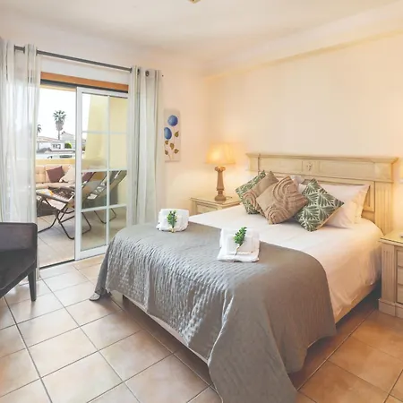 Stylish 2br With Pool Parking & Wifi Διαμέρισμα Αλμπουφέιρα