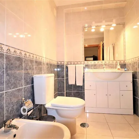 Stylish 2br With Pool Parking & Wifi Αλμπουφέιρα